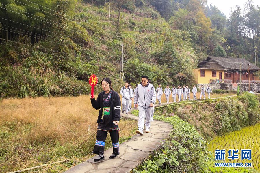 （在習(xí)近平新時(shí)代中國特色社會(huì)主義思想指引下——新時(shí)代新作為新篇章·習(xí)近平總書記關(guān)切事·圖文互動(dòng)）（3）精準(zhǔn)扶貧7年，十八洞村“長”出10余種新職業(yè)