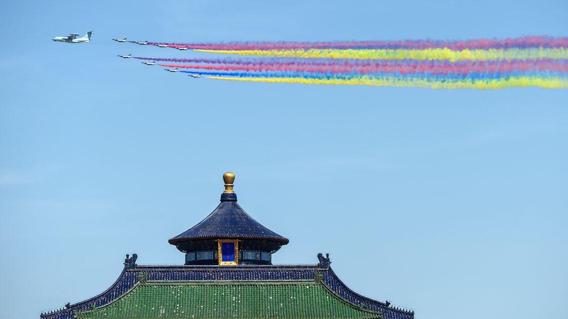 領(lǐng)隊(duì)機(jī)梯隊(duì)從天壇祈年殿上空飛過