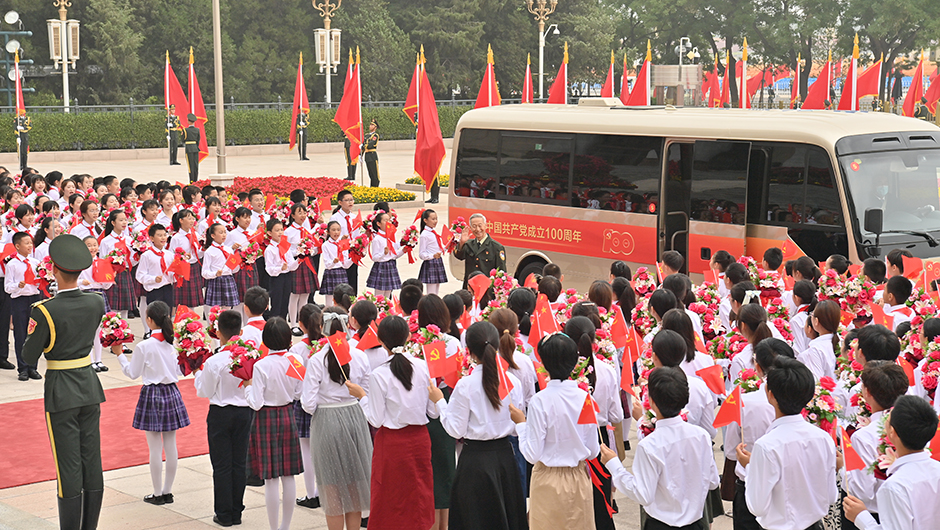 “七一勛章”獲得者抵達人民大會堂