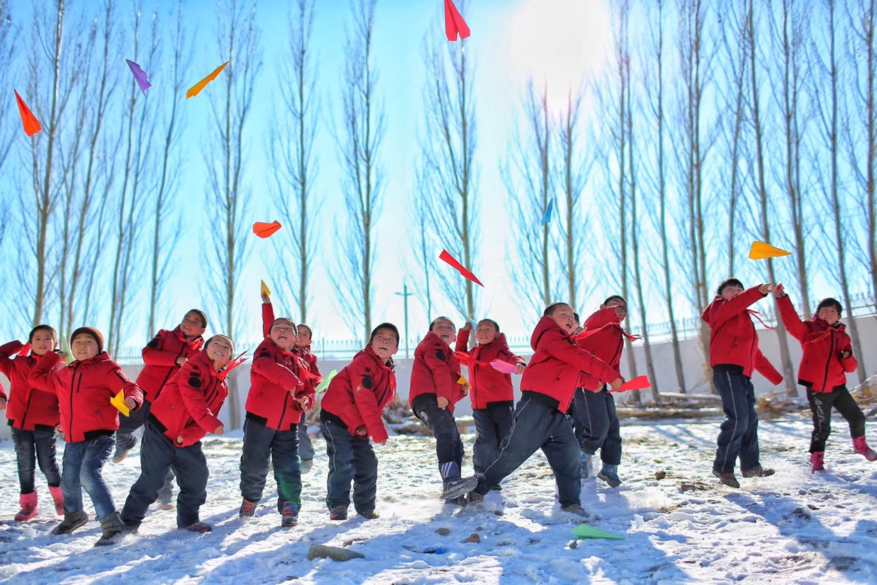 2017年11月15日， “多一克溫暖”公益行動(dòng)走進(jìn)北疆地區(qū)，實(shí)現(xiàn)了從物質(zhì)捐贈(zèng)到“物質(zhì)+精神”溫暖的升級(jí)。 “體操冠軍”楊威、好妹妹樂(lè)隊(duì)等傾情加盟，不僅為孩子們帶來(lái)加厚羽絨服和御寒物資，還準(zhǔn)備了溫暖的課堂。