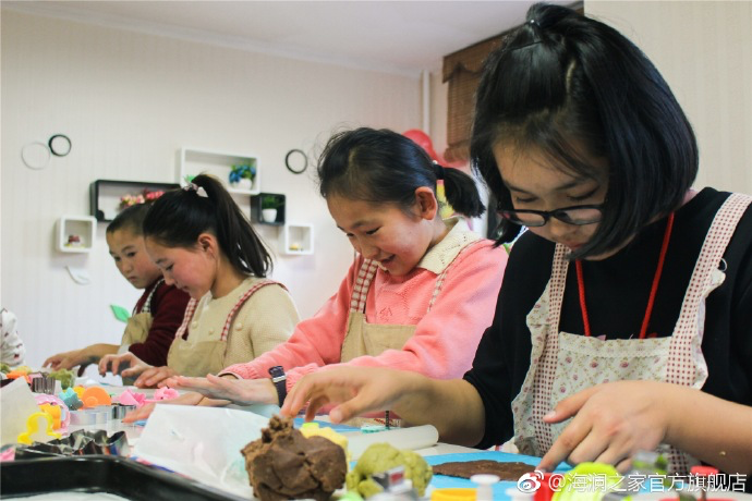 在北京，孩子們上了一節(jié)別開(kāi)生面的廚藝課——手工DIY餅干。孩子們腦洞大開(kāi)親自上手，從制作到出爐不僅留下了噴香的餅干，還留下了珍貴的回憶。親手做的餅干孩子們舍不得獨(dú)享，成為了回程路上最重要的“伴手禮”