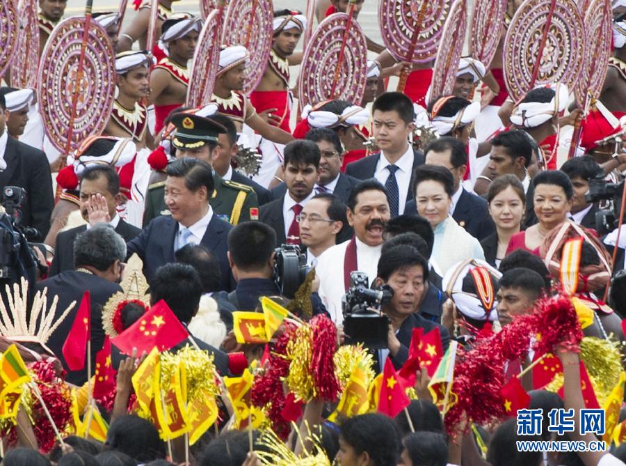 9月16日，國(guó)家主席習(xí)近平抵達(dá)科倫坡，開始對(duì)斯里蘭卡進(jìn)行國(guó)事訪問(wèn)。在班達(dá)拉奈克國(guó)際機(jī)場(chǎng)，習(xí)近平和夫人彭麗媛受到拉賈帕克薩總統(tǒng)夫婦熱情迎接。新華社記者黃敬文攝 