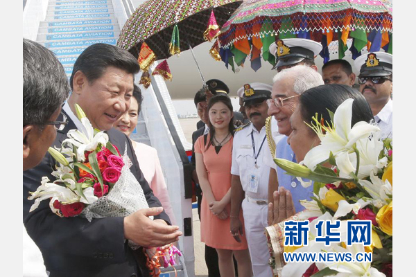 9月17日，國(guó)家主席習(xí)近平抵達(dá)古吉拉特邦艾哈邁達(dá)巴德市，開始對(duì)印度進(jìn)行國(guó)事訪問。 新華社記者 鞠鵬 攝