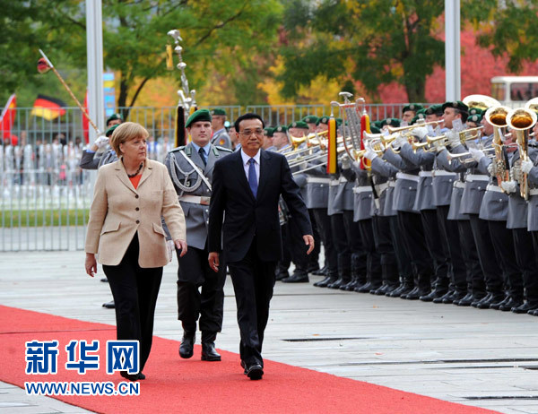 10月10日，德國總理默克爾在柏林總理府前廣場舉行隆重儀式，歡迎中國國務院總理李克強對德國進行正式訪問。 新華社記者 饒愛民 攝 