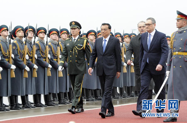 10月12日，中國國務院總理李克強乘專機抵達莫斯科，開始對俄羅斯進行正式訪問并舉行中俄總理第十九次定期會晤。俄方在機場舉行隆重儀式，歡迎李克強總理。新華社記者 張鐸 攝