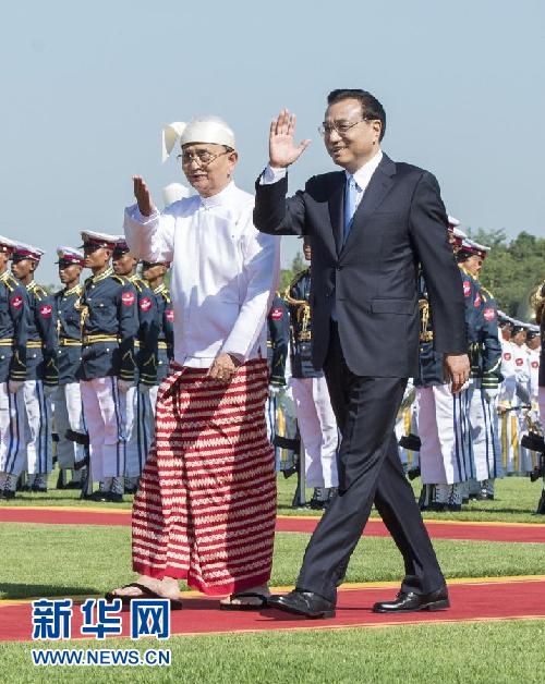 11月14日，中國國務(wù)院總理李克強(qiáng)在內(nèi)比都同緬甸總統(tǒng)吳登盛舉行會談。這是會談前，吳登盛在緬甸總統(tǒng)府前廣場為李克強(qiáng)舉行隆重的歡迎儀式。新華社記者 王曄 攝