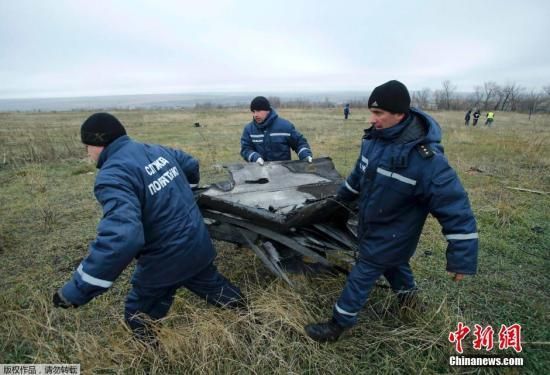 資料圖：當地時間2014年11月16日，烏克蘭頓涅茨克地區(qū)，墜毀MH17飛機殘骸收集工作進行中。