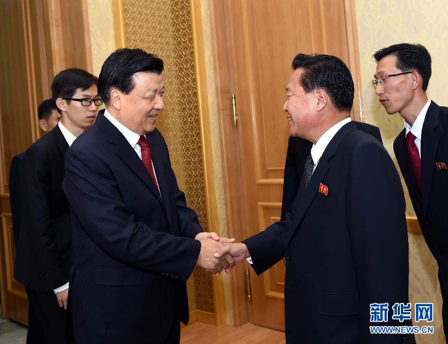 10月9日，在朝鮮進(jìn)行正式友好訪問的中共中央政治局常委、中央書記處書記劉云山與朝鮮勞動(dòng)黨中央政治局委員、中央書記崔龍海舉行會(huì)談。新華社記者 饒愛民 攝