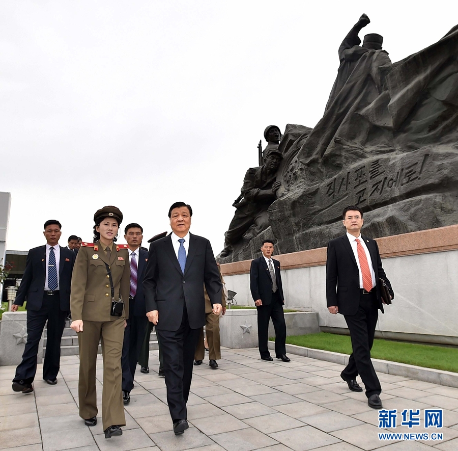 10月10日，正在朝鮮訪問的中共中央政治局常委、中央書記處書記劉云山在平壤參觀朝鮮祖國解放戰(zhàn)爭勝利紀念館。 新華社記者 李濤 攝