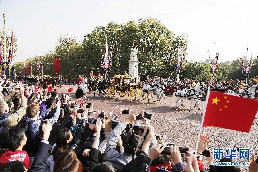 這是習(xí)近平和夫人彭麗媛在女王夫婦陪同下，乘坐皇家馬車前往白金漢宮下榻。新華社記者 周磊 攝