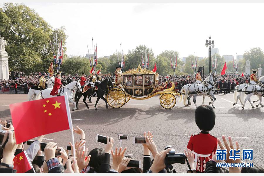 這是習(xí)近平和夫人彭麗媛在女王夫婦陪同下，乘坐皇家馬車前往白金漢宮下榻。新華社記者 周磊 攝