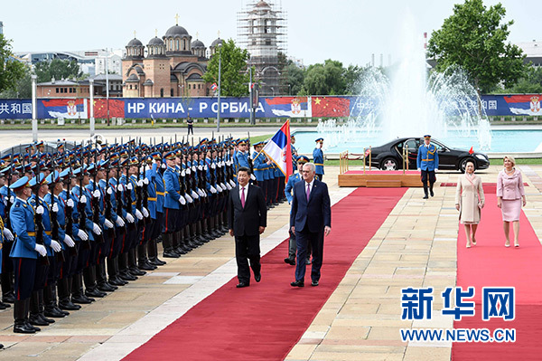 6月18日，國(guó)家主席習(xí)近平出席塞爾維亞總統(tǒng)尼科利奇在貝爾格萊德舉行的隆重歡迎儀式。 新華社記者饒愛(ài)民攝