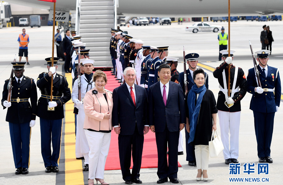 4月6日，國家主席習近平乘專機抵達美國佛羅里達州，將在海湖莊園同美國總統(tǒng)特朗普舉行中美元首會晤。習近平和夫人彭麗媛受到美國國務卿蒂勒森夫婦等熱情迎接。新華社記者 吳曉凌 攝