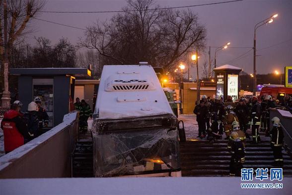 （國(guó)際）（1）莫斯科一公交車沖入地下通道致5人死亡