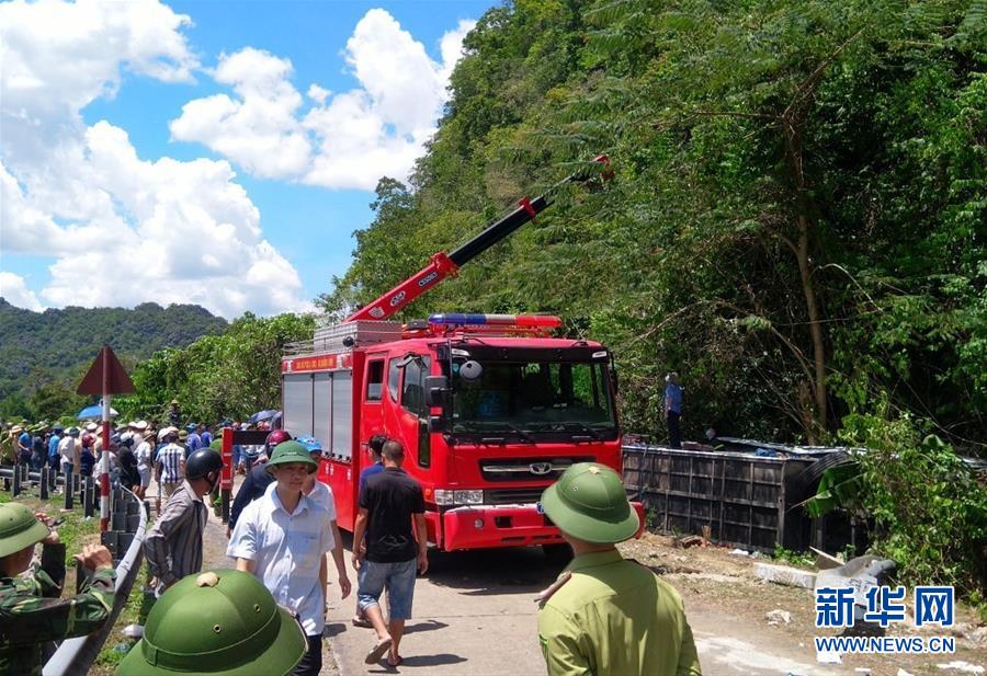 （國(guó)際）（2）越南中部一旅游大巴翻車(chē)致13死