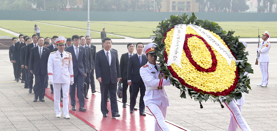 習(xí)近平瞻仰胡志明主席陵并敬獻(xiàn)花圈