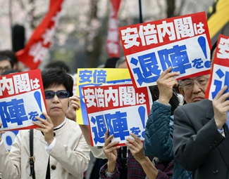 麻煩重重 安倍難逃“森友劫”？