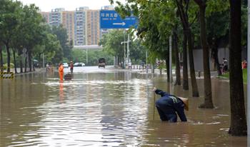 臺風(fēng)“艾云尼”攜雨襲廣州